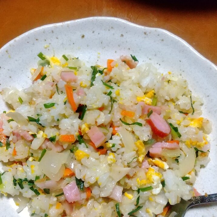 使い切りたい野菜とベーコンで!チャーハン